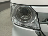 LEDヘッドライトは、点灯の瞬間から最大光量を発揮し、突然暗くなるトンネルなどでの安定感を高めます。