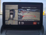 ギアをRに入れるとバックカメラの画面になりガイドが表示されますのでバック時も安心してください。視覚は大事ですね!