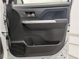 運転席ドア内張はご覧の通り。ドアポケットの収納もバッチリです
