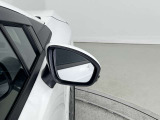 【ブラインドスポットモニター】車線変更時などに死角となる斜め後ろの車を検知できます。