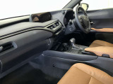 レクサスならでは質感の良い、スポーティで高級感のある内装。