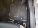 純正マットはいかがでしょうか。ご納車前にも徹底的に洗浄・掃除した後ご納車させて頂きます。