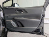 運転席ドア内張はご覧の通り。ドアポケットの収納もバッチリです