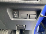 助手席側電動ハンズフリースライドドア開閉スイッチ。足だけでも開閉可能。操作は簡単。インテリジェントキーをバックやポケットに入れたまま、スライドドアの下に足先をスッと入れて、サッと引くだけです。