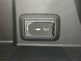 充電用USB端子付き。スマートフォンなどの充電に便利です。
