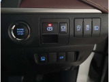 お車のキーはスマートキーです。キーを身につけた状態で車に近づき、ドアロックの解錠や施錠操作が出来ます。雨の日など両手がふさがっている時など、とっても便利ですね。