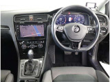 レザーステアリングにデジタルメーターです!車両情報、ナビをメーター画面内で確認できます)お客様の運転をサポートします!