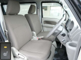 前後スライドにリクライニング機能が付いて、疲れを軽減してくれます。運転席には、シートヒーターも装備されています。
