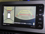 パノラミックビューモニターを装備。駐車場や交差点でクルマを真上から見るように周囲を確認できます。機能の詳細は販売店スタッフまでおたずねください。