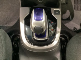 ハイブリッド専用セレクトレバーです。シフトチェンジを電子信号で送信するセレクトレバーを採用していますので、軽快でスマートな操作を楽しめます。