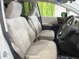 運転席まわりには十分なスペースがあり、大柄な方でもゆったり運転していただける環境です。