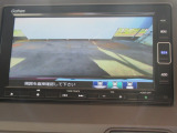 【リアカメラ】リバースに入れるだけで後方の映像が映ります。安全確認や、狭い駐車場での車庫入れ、雨の日や夜間など視界の悪い時に便利です。安全にバックする為には欠かせない装備です。