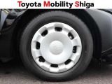 シンプルなデザインの純正ホイールキャップです。落ち着いたデザインですので車体と一体感があります。