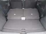 お荷物の量や乗車人数に合わせて使えるリヤシートは、ご覧のように倒すことが出来ますので便利です。