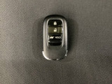 スマートキーを装備しています。鍵を差し込むことなくドアロックの開け閉めと、スタートボタン操作でのエンジンスタートができます。ボタン操作でトランクが開けられる電動テールゲートのボタンもついています。