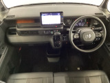 車内は光触媒抗菌消臭施工済です。インパネ周りはスタイリッシュなデザインです。グローブボックスやカップホルダーのほかにトレーなどたくさんの収納スペースが付いています。