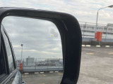 【ブラインドスポットアシスト】車線変更時に目視できない車を検知すると、検知した側のミラーに警告ライトが点灯。更にステアリングを制御し、アシストします。