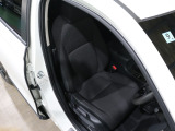 程よい硬さとホールド性が高いシートで長時間運転も快適です。