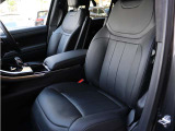 革本来の柔らかさ・手触り・高級感を感じることができる「Perforated Semi Aniline Leather Seats」