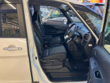 ゆったり座り心地の良い運転席シート、高さ調整も可能、状態も良好です!!!アームレストも付いています。