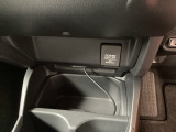 アクセサリーソケットはUSBのアダプターなどをつければ、スマホの充電にも使えます。周辺には物が置けるトレーがついています。