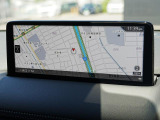マツダコネクトの10.25インチワイドセンターディスプレイです。『Android Auto』『Apple CarPlay』や独自のコネクテッドサービスに対応したインターフェイスシステムです。