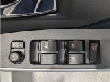 パワーウィンドウのスイッチですよ。 運転席に居ながら窓を開け閉めのコントロールできますよ。 ロック機能で、子供がイタズラして窓を開けるという事も無くなりますよ。