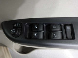 運転席のパワーウインドスイッチで全席窓の開閉・ロック操作ができます。