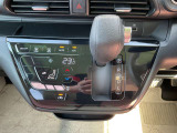 「オートエアコン」付き一年中快適な室内を提供!車内温度を設定すると、風量を自動で調節してくれます。