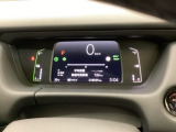 デジタル表示のスピードメーターとタコメーター、燃費やオドメーターなどの表示の他に、ホンダセンシング機能などの表示もできる多機能なマルチインフォメーション・ディスプレイです。