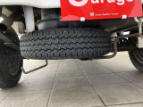近年、パンク修理キット装着車が増えておりますが、タイヤ側面の損傷やタイヤがホイールから外れた場合はやっぱりスペアタイヤが安心です。