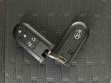 電子カードキーを携帯していれば、ドアハンドルやバックドアのリクエストスイッチを押すだけでドアの施錠・解錠が出来ます♪もちろん 遠隔操作も可能です!盗難防止のイモビライザー機能装備ですよ ☆