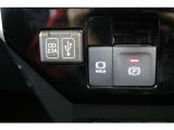 通信/給電用と、給電用のUSBポートが装備されています。iPhoneやスマートフォンの充電など、車内にあると便利なアイテムのひとつですね!
