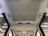 【リアシーリングファン】エアコンの風を後部座席まで届けてくれ、広い車内空間でも素早く快適な温度になります♪真夏や真冬に便利な機能です。