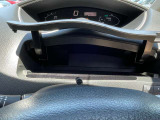 運転席前にも小物入れあります