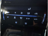 デザインもよく、居心地のよい運転席ですね。分かりやすいスイッチ類ですから操作もしやすく運転をサポートします。ぜひご来店いただき、実際にお座りいただいてステアリングを握ってみてください!