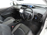 シンプルで使いやすいデザインの運転席です。