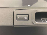 【ハンズフリーパワーバックドア(挟み込み防止機能・停止位置メモリー機能付)】スマートキーを携帯していれば、リヤバンパー下に足を出し入れするだけでバックドアが自動開閉。両手が荷物でふさがっている時便利!