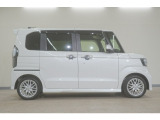 リアには左右スライドドアを採用。狭い駐車場でも開閉しやすく、強風の日でもドアが煽られにくくなっております。小さなお子さまやご年配の方も安心して乗り降りできます。