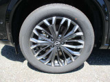 純正アルミホイール。タイヤサイズは235/55R19です。