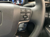 前方の車との車間を設定し、スピードを上げたり緩めたりを自動で行ってくれる追尾式の「レーダークルーズ」。上級装備の一つです!高級車にしかつかない嬉しい機能です。