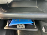 上下と2段階に分けられる大型のグローブボックス!車検証入れが楽々入る容量です♪