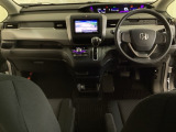 車内は光触媒抗菌消臭施工済です。インパネ周りはスタイリッシュなデザインです。グローブボックスやカップホルダーのほかにトレーなどたくさんの収納スペースが付いています。