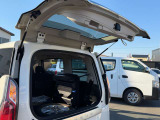 デュアルバックドアで狭い駐車場でも荷物の出し入れが楽々♪