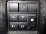 コーナーセンサーを車の前後に装備。障害物までの距離に応じて警告音を変えてお知らせ。縦列駐車時や駐車場・車庫などでの取り回しをサポートします。詳細は販売店スタッフまでおたずねください。
