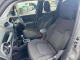 助手席も落ち着いて乗車いただけます。