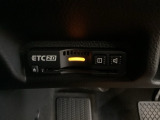 ハンドルの左下にETC2.0がついています。高速道路の料金所の通過も楽々です!。 カードの取り出しもしやすい場所についています。
