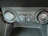 充電用USBソケットです。