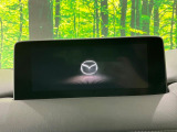 【10.25インチマツダコネクト】車内の雰囲気にマッチした大型ディスプレイ。スマホ接続でのナビ使用やBluetooth再生等、様々な機能が楽しめます。直感的なダイヤル操作が可能で、使い勝手も良好です。