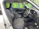 運転席まわりには十分なスペースがあり、大柄な方でもゆったり運転していただける環境です。